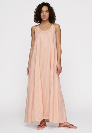 Abito lungo senza maniche di colore rosa con righe bianche verticali, realizzato in un tessuto leggero, caratterizzato da una vestibilità comoda e un orlo fluido.