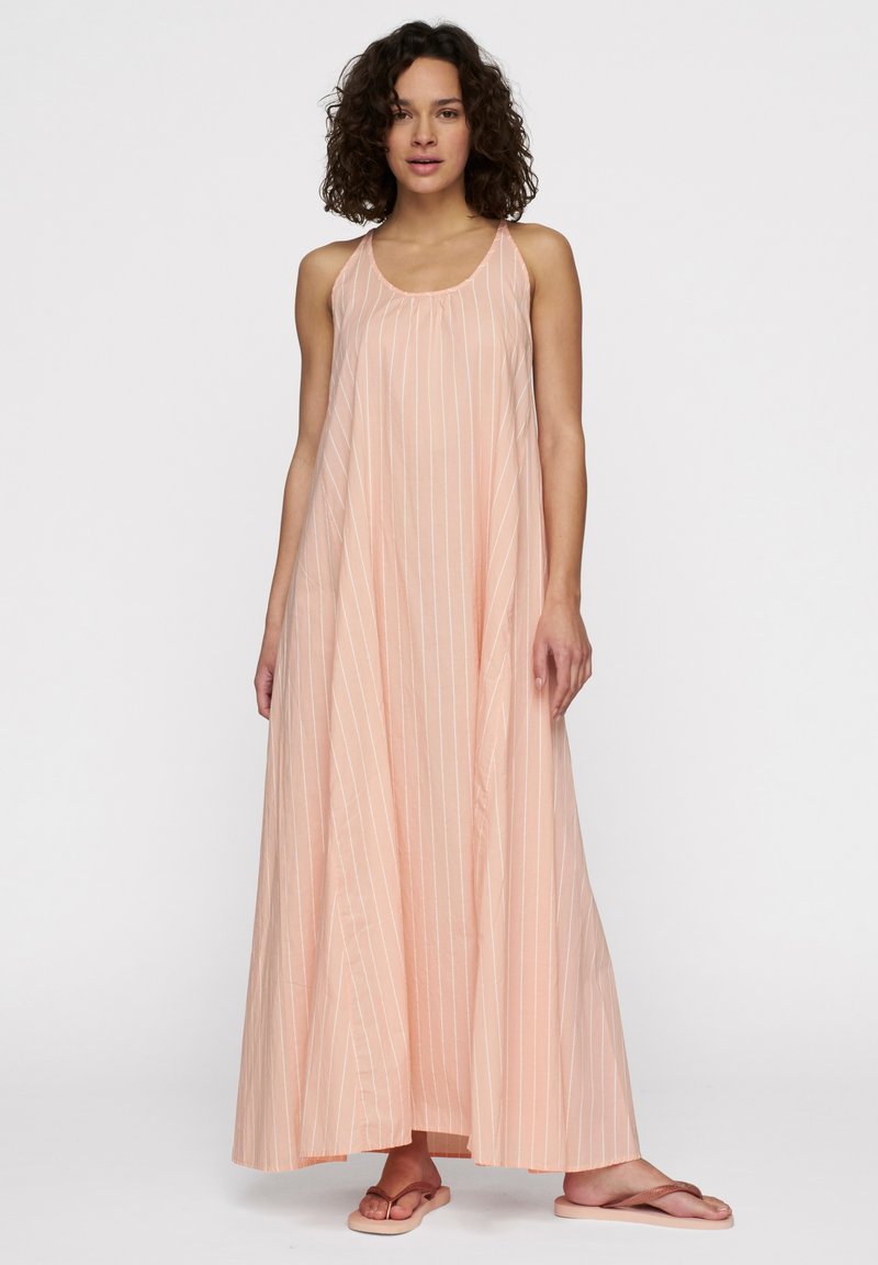 Vestido largo sin mangas de color rosa con rayas verticales blancas, hecho de una tela ligera, que presenta un corte holgado y un dobladillo fluido.