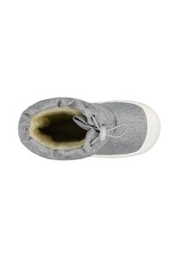 Šedá textilní bota s bílou podrážkou, umělou kožešinou uvnitř, nastavitelnoj šňůrkou na límci a texturovaným povrchem.