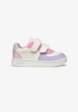 Zapatilla deportiva para niños con base blanca, acentos en rosa, morado y azul claro, dos correas blancas de velcro y detalles perforados en el lateral.
