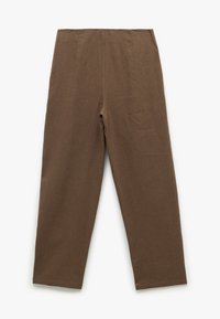 Bruine linnen broek met een hoge taille en wijde pijpen. Gladde textuur met minimale details, wat zorgt voor een eenvoudige, veelzijdige silhouet.