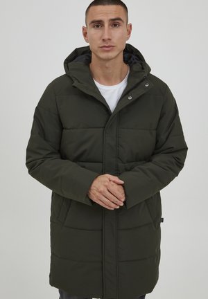 Manteau matelassé vert foncé avec capuche, doté d'une fermeture éclair à l'avant, de boutons-pression et d'un matelassage horizontal. Fabriqué en matériau lisse et résistant à l'eau.