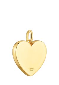 Colgante en forma de corazón de oro con una superficie lisa y reflectante, que cuenta con una anilla para su sujeción y grabados en el lateral.