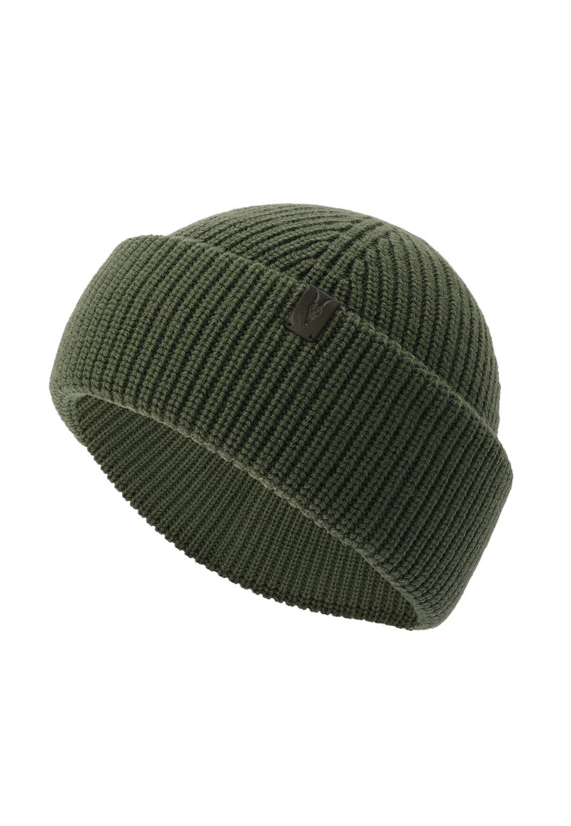 Berretto lavorato a maglia verde scuro con una texture a coste e un orlo ripiegato. Presenta un piccolo etichetta nera rettangolare sul davanti.