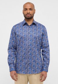Blauwe long-sleeve shirt met een paisleypatroon in crème en bruin accenten, gemaakt van een gladde stof met een button-down kraag.