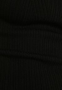 Tissu noir à rainures, présentant des lignes verticales, surface texturée avec des largeurs variées, finition lisse, sans motifs visibles ni détails matériels.