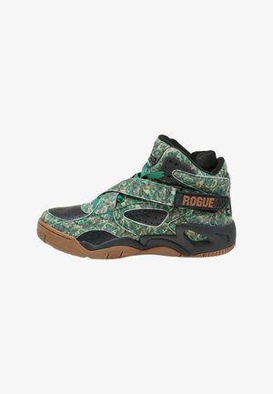 Sneakers typu high-top z zielonym wzorem kamuflażu, czarnymi akcentami, fakturowanym materiałem i gumową podeszwą. Posiadają rzep i oddychające perforacje.