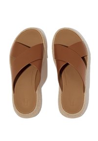 Bruine faux leren slipper sandalen met gekruiste banden, een beige gevoerde voetbed en een lichtgekleurde geweven touwzool.