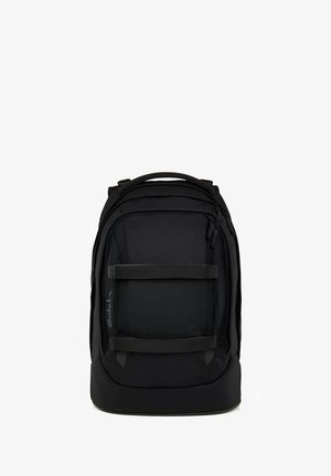 Zaino nero dal design elegante, con spallacci imbottiti, tasca anteriore con zip e cinghie laterali regolabili. Realizzato in tessuto resistente con una texture liscia.