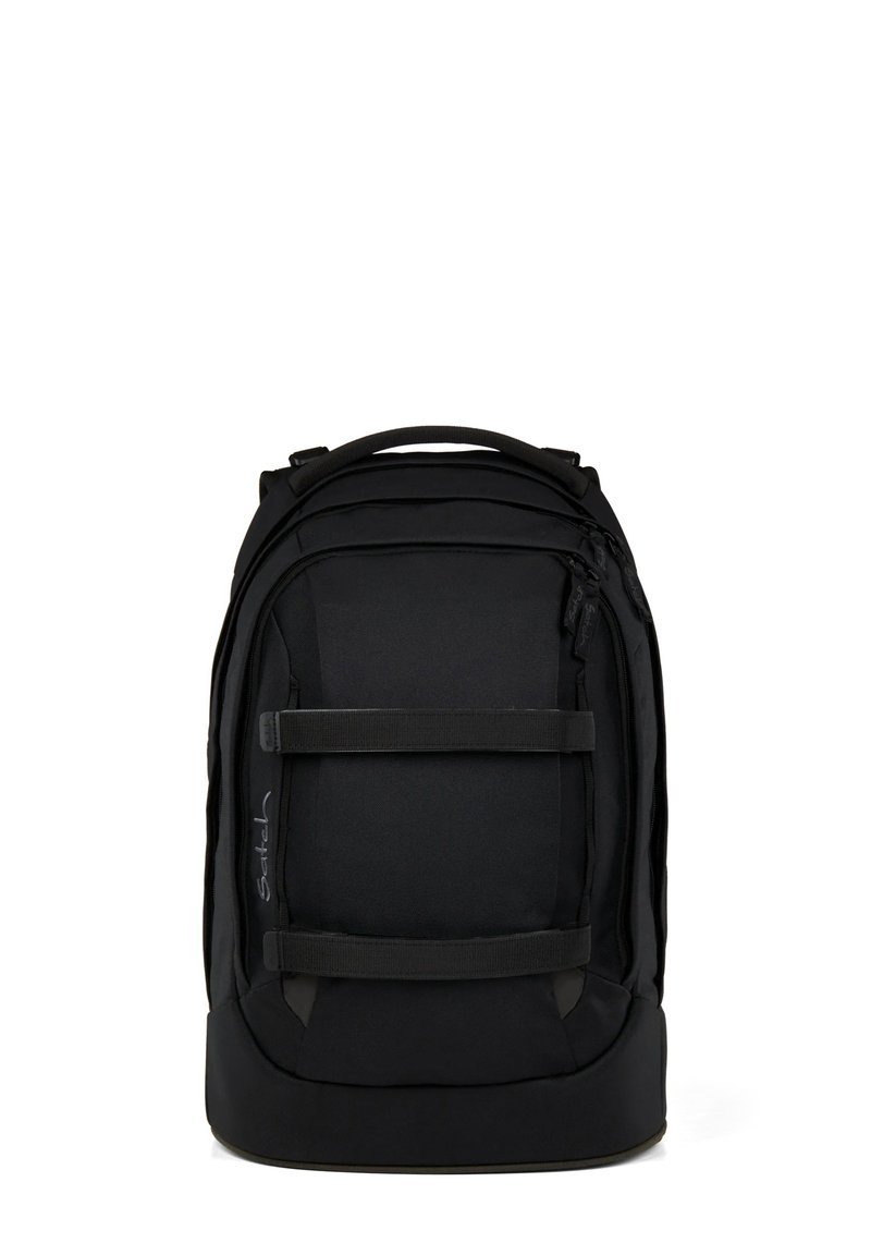Sac à dos noir au design épuré, avec des bretelles rembourrées, une poche zippée à l'avant et des sangles latérales réglables. Fabriqué en tissu durable avec une texture lisse.