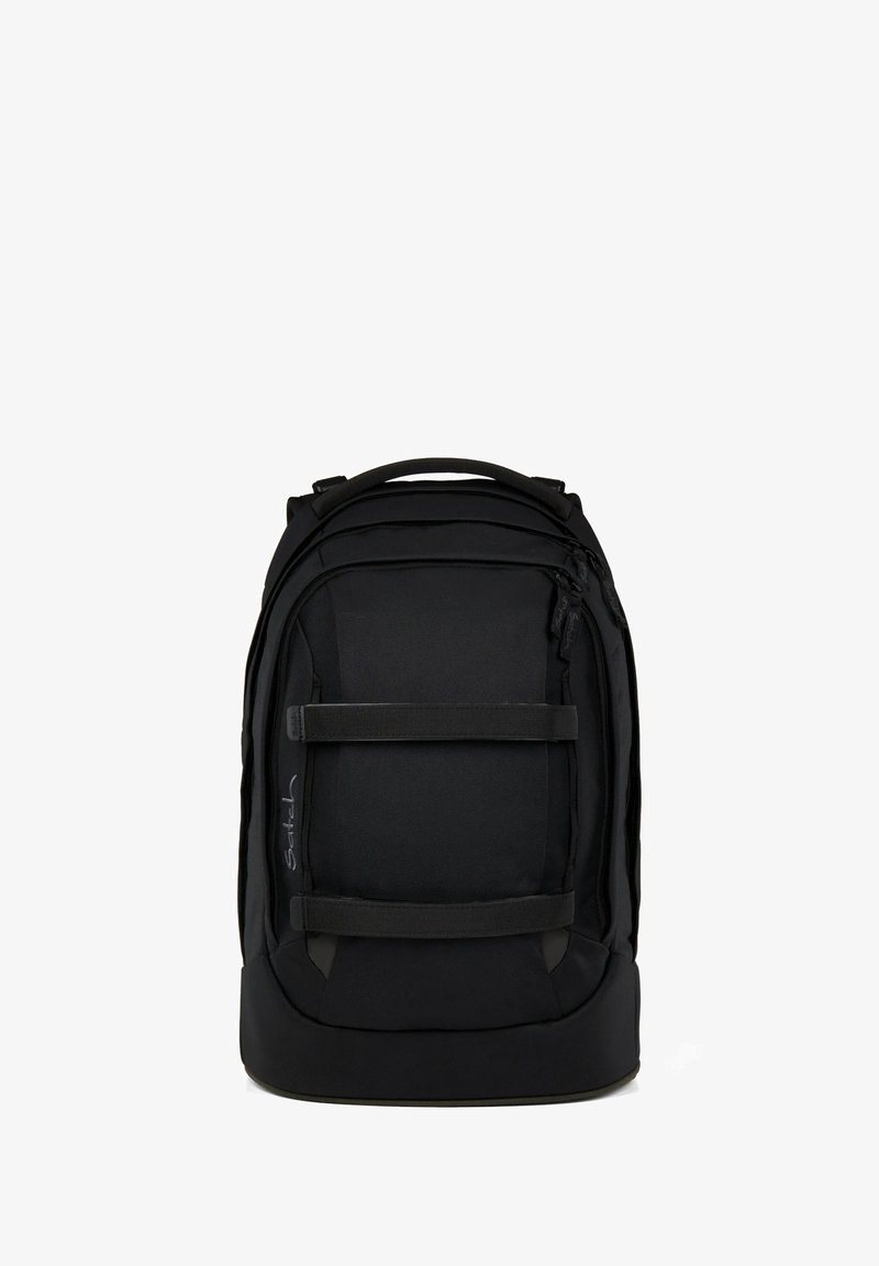 Schwarzer Rucksack mit einem schlanken Design, gepolsterten Tragegurten, einer vorderen Reißverschlusstasche und verstellbaren seitlichen Riemen. Hergestellt aus strapazierfähigem Stoff mit einer glatten Oberfläche.