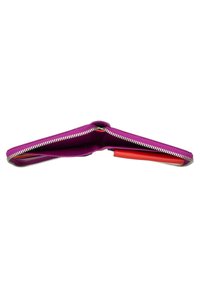 Purple leather wallet with silver zip closure, featuring an interior card slot in red. Flat design, showcasing a smooth texture.
