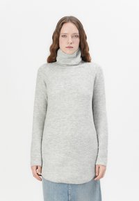 Light gray turtleneck sweater made of ribbed knit fabric. Features long sleeves, a relaxed fit, and a curved hem. Ideal for layering.