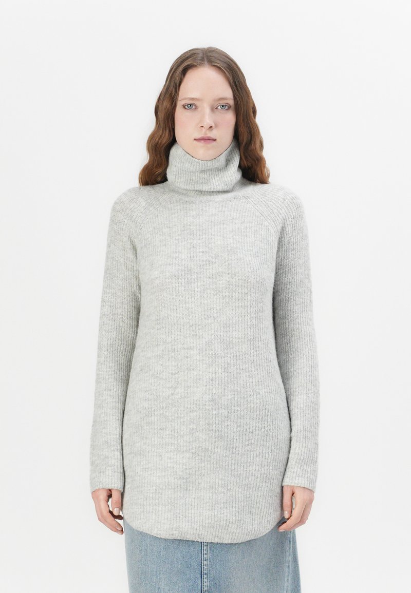 Light gray turtleneck sweater made of ribbed knit fabric. Features long sleeves, a relaxed fit, and a curved hem. Ideal for layering.
