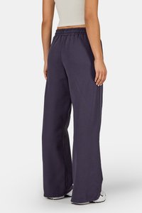 Φαρδιά φόρμα σε σκούρο ναυτικό μπλε. Διαθέτει ελαστική μέση και μαλακό υλικό από μείγμα βαμβακιού. Ομαλή υφή με χαλαρή εφαρμογή.