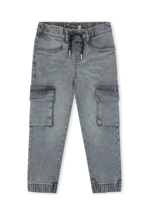 Pantalones cargo grises para niños con cintura elástica, cordón negro, bolsillos laterales con solapa, bolsillos delanteros y tobillos elásticos.