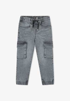 Pantalones cargo grises para niños con cintura elástica, cordón negro, bolsillos laterales con solapa, bolsillos delanteros y tobillos elásticos.