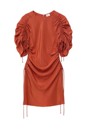 Robe en satin couleur rouille-orange avec manches bouffantes froncées et cordons latéraux ajustables créant une texture plissée.