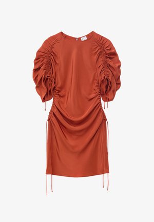 Smeđa narančasta satenska haljina s nabranim, napuhanih rukavima i podesivim bočnim vezicama koje stvaraju naboranu teksturu.