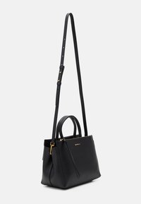 Sac à main en cuir noir avec deux courtes poignées et une longue bandoulière réglable. Comprend une fermeture éclair, des garnitures dorées et une surface texturée.