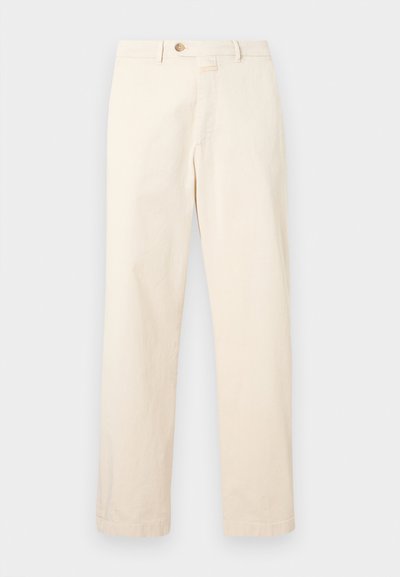 Ανοιχτό μπεζ, βαμβακερό παντελόνι με ίσια γραμμή και κουμπωτό κλείσιμο, με λεία υφή και μινιμαλιστικό σχεδιασμό, χωρίς ορατά σχέδια ή διακοσμητικά στοιχεία.