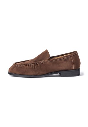 Mocassin en daim marron unique avec empeigne cousue et petit talon noir sur fond blanc.