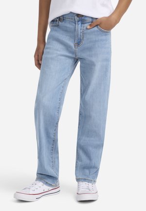 Lichtblauwe denim jeans met een rechte pasvorm, met een vijf-pocket ontwerp en zichtbare stiksels. Gecombineerd met witte sneakers.