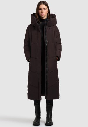 Cappotto lungo, marrone scuro, imbottito, con colletto alto, cerniera frontale e bottoni a pressione. Realizzato in materiale trapuntato con silhouette dritta.