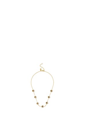 Collier en chaîne dorée avec des accents en forme de fleur ornés de détails violets, espacés de manière uniforme, et sécurisé par un fermoir et une chaîne ajustable.