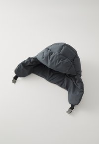 Dunkelgraue gepolsterte Kapuze mit einem gesteppten Design, ausgestattet mit einem glänzenden silbernen Verschluss und einem verstellbaren schwarzen Riemen, geeignet für kaltes Wetter.