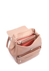 Šviesiai rožinė odinė kuprinė su priekiniais užtrauktukų kišenėmis ir dvigubu užtrauktuku pagrindiniu skyriumi. Viduje yra raudona pamušalas. Sidabriniai detalės akcentai.