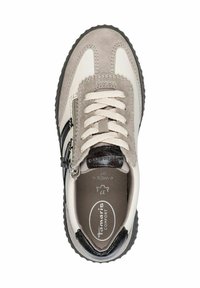 Sneaker grigio chiaro in materiale scamosciato e pelle, con accenti neri a contrasto, lacci bianchi e una cerniera laterale. Suola testurizzata per una migliore aderenza.