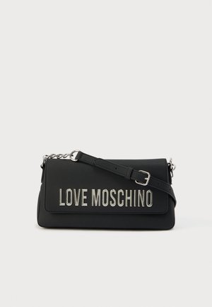 Czarna torebka z eko-skóry z wytłoczonym napisem "LOVE MOSCHINO" w kolorze srebrnym. Posiada odpinany pasek na ramię oraz ozdobne łańcuchy. Prostokątny kształt.