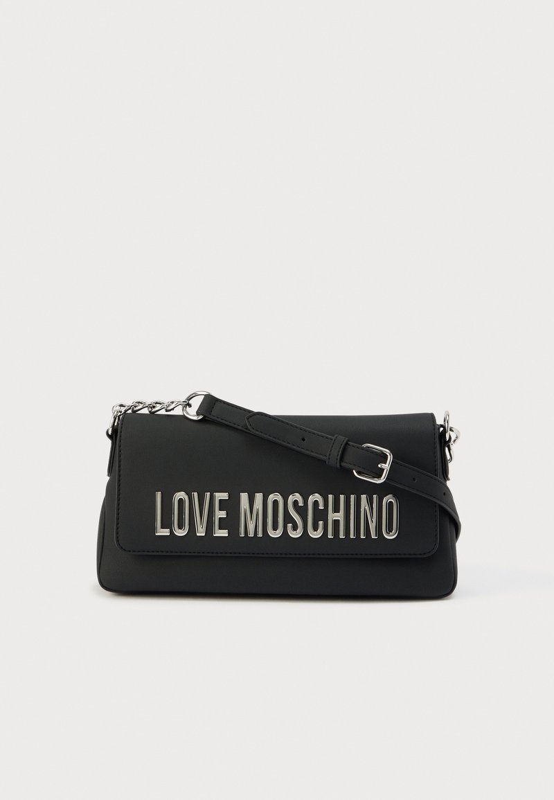 Τσάντα χειρός από μαύρο συνθετικό δέρμα με το λογότυπο "LOVE MOSCHINO" χαραγμένο σε ασημί. Διαθέτει αποσπώμενο ιμάντα ώμου και αλυσίδες διακοσμητικά. Ορθογώνιο σχήμα.