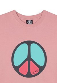 Camiseta de algodón rosa claro con un gran símbolo de paz negro dividido en tres secciones: turquesa, negro y rojo. Cuello redondo y mangas cortas.