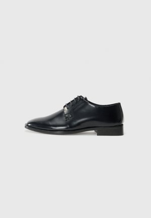Smart lace-ups - black