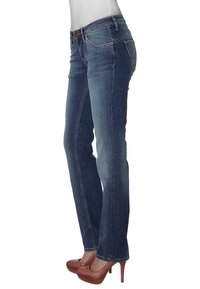 Blå denimjeans i slim fit, med midjehöjd, guldtråd och en klassisk femficksdesign. Bärs med bruna högklackade skor.