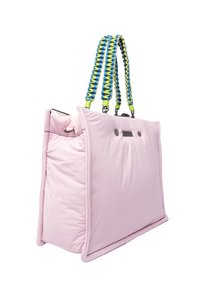 Sac en toile en nylon rose avec une texture matelassée, doté de poignées tressées vertes et bleues et de fermetures à pression magnétiques à l'avant.
