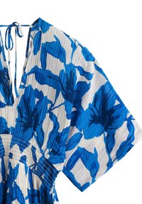 Abito blu e bianco con motivo floreale, dalla texture plissettata, scollatura a V e maniche larghe, dotato di vita arricciata e fiocco alla scollatura.