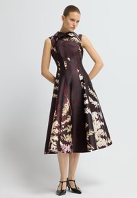 Elegantes ärmelloses Kleid aus dunkelburgunderfarbenem Satin mit einem floralen Muster in Creme und Rosa. Mit strukturiertem Kragen und ausgestelltem Rockdesign.