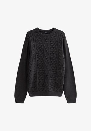 Suéter de punto gris oscuro con un patrón de trenzas en forma de diamante, cuello redondo y mangas largas. La textura parece suave y densa.
