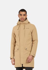 Sandfärgad vattentät parka med huva, två framfickor, justerbara ärmmuddar och dragkedjestängning. Slät textur, minimalistisk design.