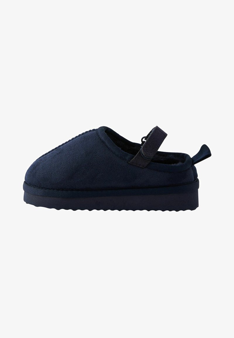 Chausson bleu marine avec un dessus en tissu doux et texturé. Il dispose d'une sangle arrière et d'une semelle en caoutchouc épaisse avec des crampons pour une meilleure adhérence.
