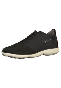 Sneaker in camoscio nero e tessuto con chiusura a lacci, suola in gomma leggera a contrasto e branding laterale. Presenta un design elegante e snello.