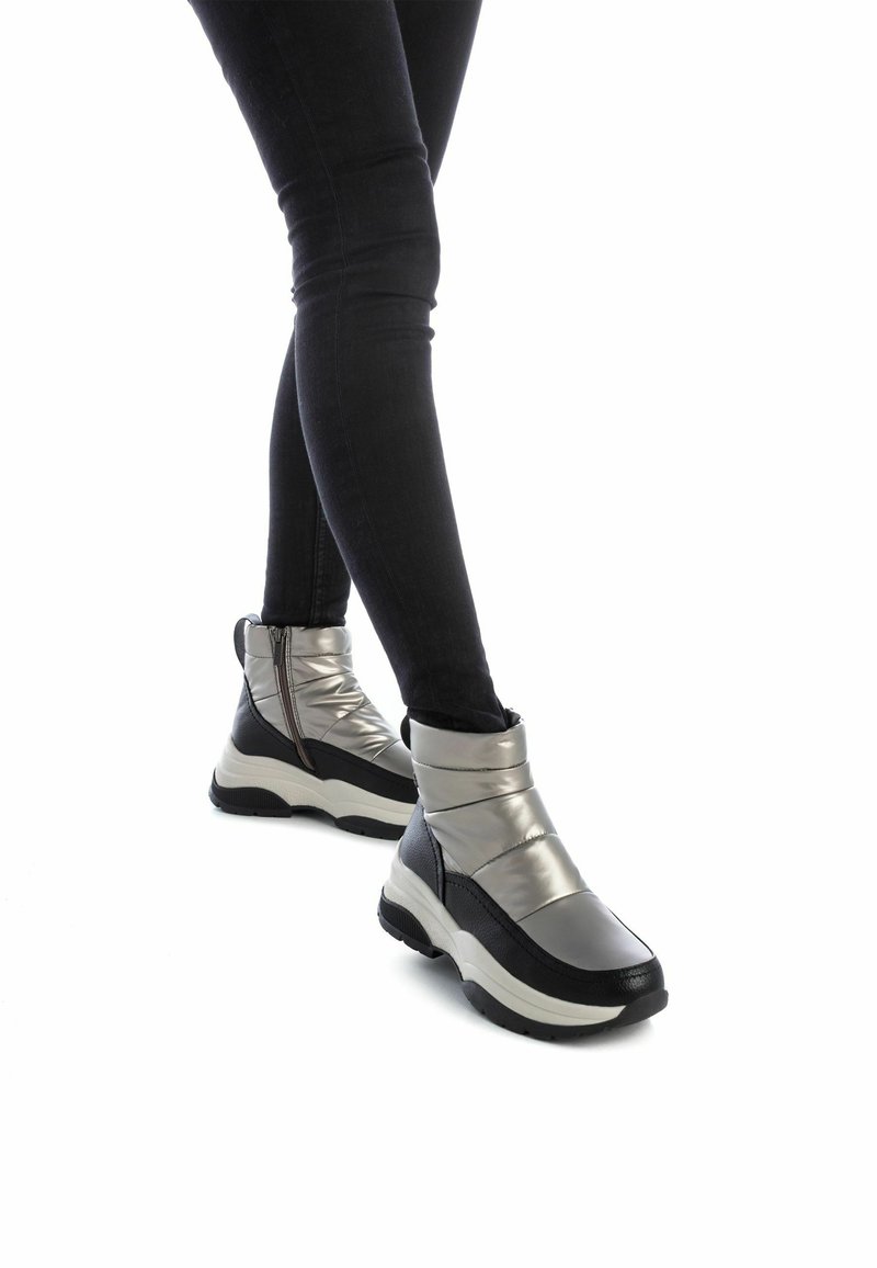 XTI Botines con plataforma - black