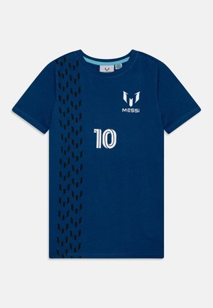 Mørkeblå t-shirt med korte ærmer, sort geometrisk mønster på venstre side, hvidt "MESSI"-logo og nummer "10" centreret på forsiden.