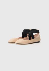 Nude nahkased ballet-kesksed kingad musta elastse ristiga. Omavad ümarat varvast ja lamedat tallat. Sile tekstuur ja minimalistlik disain.