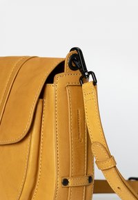 Aunts & Uncles MRS TARTLET - Umhängetasche - satin brass