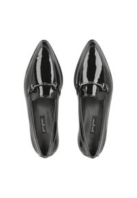 Černé lakované mokasíny s špičatou špičkou, zaoblené malým dekorativním řetízkem vpředu a hladkým, lesklým povrchem.