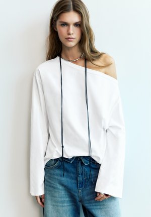 PULL&BEAR, ASYMMETRIC OVERSIZE T-SHIRT - T-SHIRT - T-shirt à manches longues - white